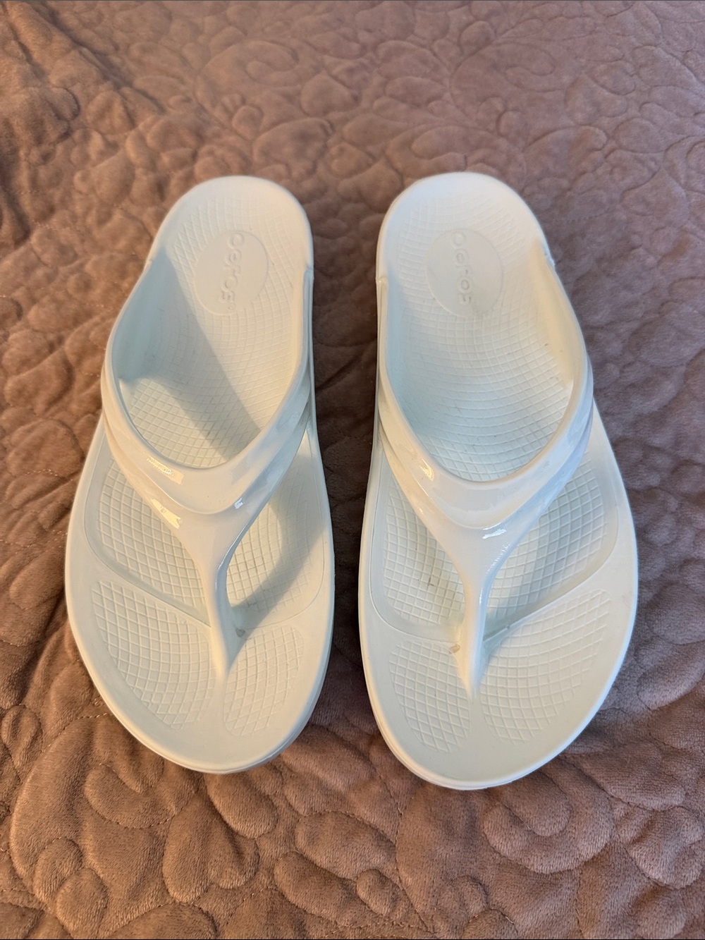 OOFOS White Women’s Recovery Sandals